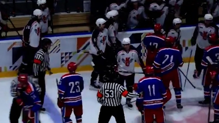 После матча в тульском Ледовом дворце хоккеисты устроили массовую драку на льду