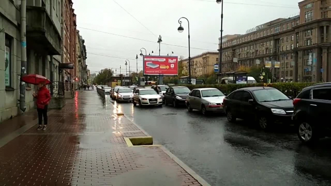 На Московском проспекте автохам на Audi перекрыл движение, чтобы встретить девушку