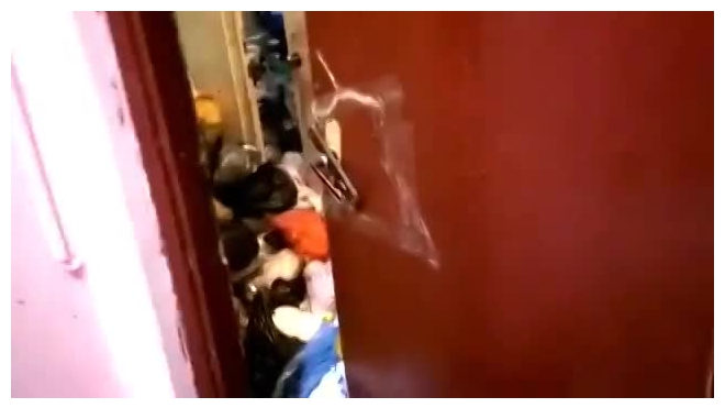 Видео: в Петербурге нашли мужчину, не покидавшего квартиру со времен СССР