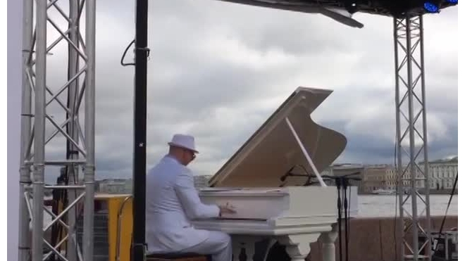 Пианист-виртуоз Петр Андреев начал многочасовое выступление на Стрелке Васильевского острова