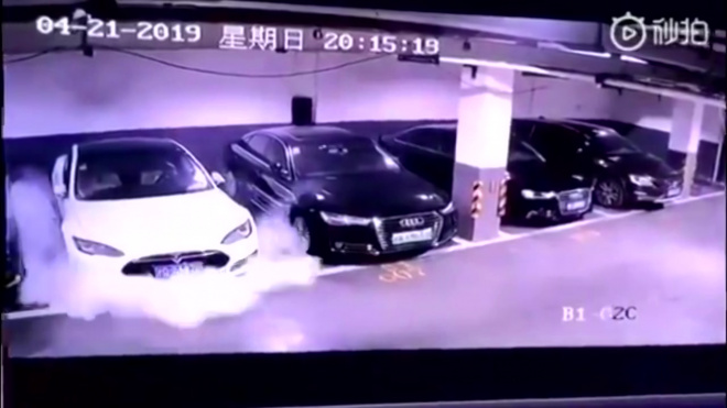 Опубликовано видео момента взрыва автомобиля Tesla в Шанхае и его последствий
