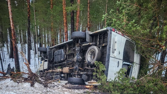 На Приморском шоссе автобус с тремя людьми съехал в кювет и перевернулся 