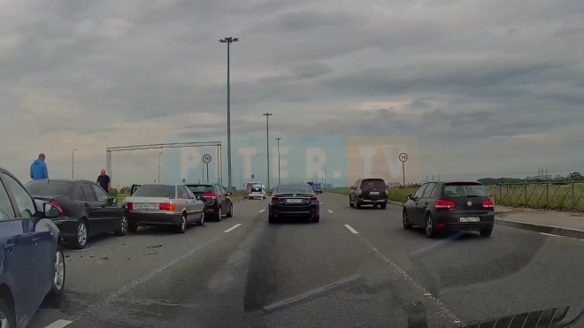 Видео: на пересечении Софийского и Усть-Ижорского шоссе собрался паровозик из 5 машин