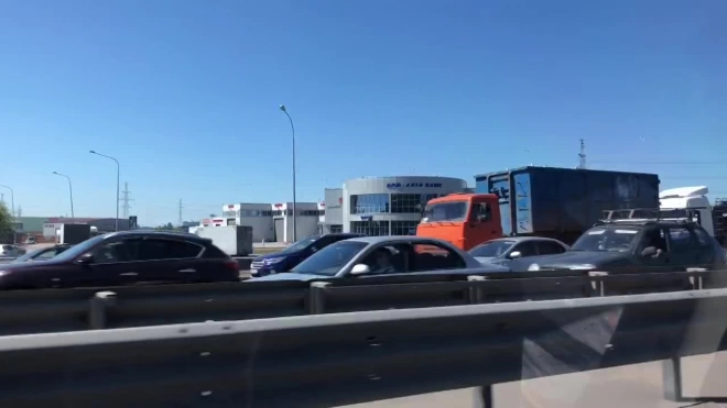 На Мурманском шоссе около выезда из Петербурга собралась пробка