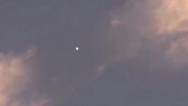 Очевидец снял загадочное видео, как НЛО "затирал" облако