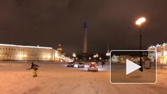 Мужчина катался на сноуборде по центру Петербурга