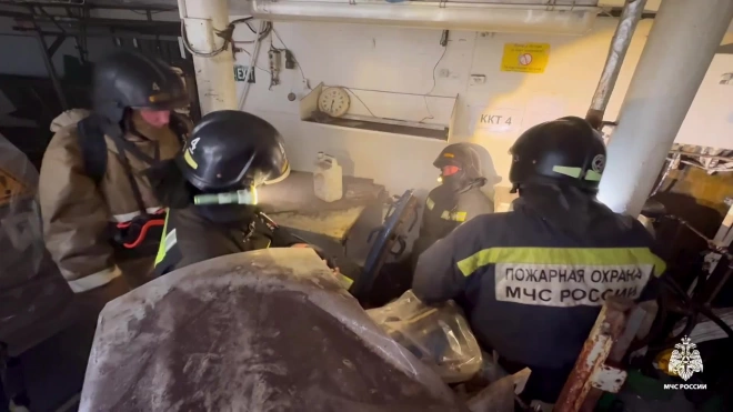 Во Владивостоке тушат пожар на рыболовном судне