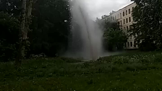 Снова фонтан: появилось видео прорыва на улице Зины Портновой