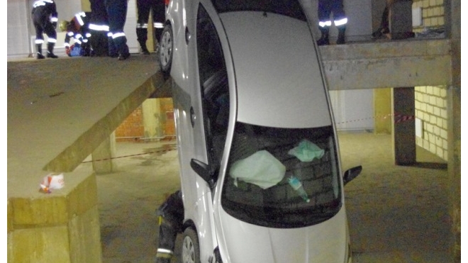 В Петербурге девушка-водитель уронила машину в пролет парковки бизнес-центра "Сенатор"