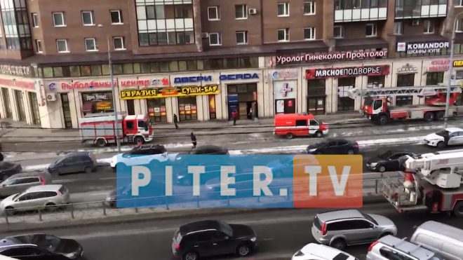 Видео: на Коломяжском горит несколько этажей, люди не могут выйти из квартир