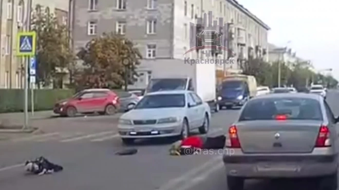 В Красноярске на Вавилова автомобиль сбил женщину с ребенком