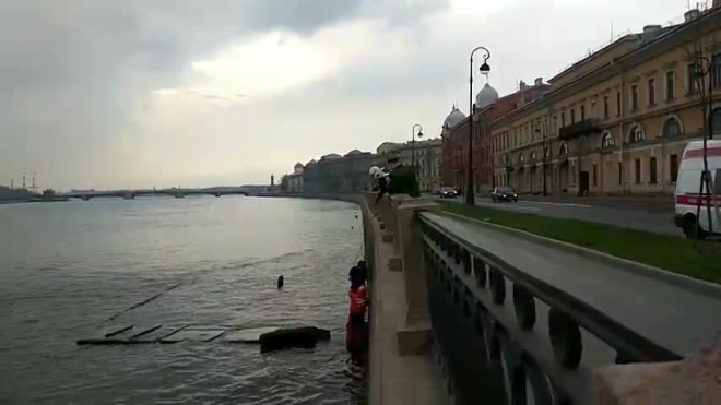 Открытие "купального сезона" в Санкт-Петербурге: Мужчина упал в Неву, спасая пьяную девушку
