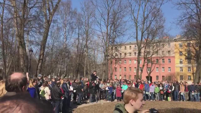 Петербуржцы устроили митинг в поддержку Парка Интернационалистов