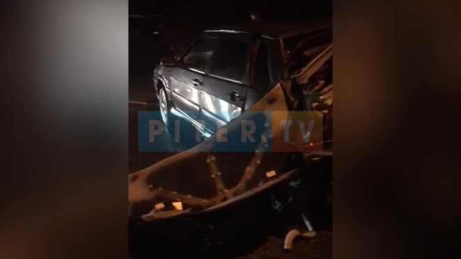 Видео: В Сертолово столкнулись "Опель" и ВАЗ", отечественному авто сильно повредило кузов   