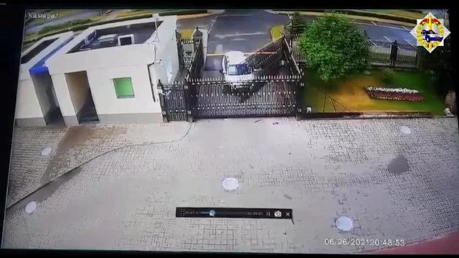 Легковушка протаранила ворота посольства РФ в Минске