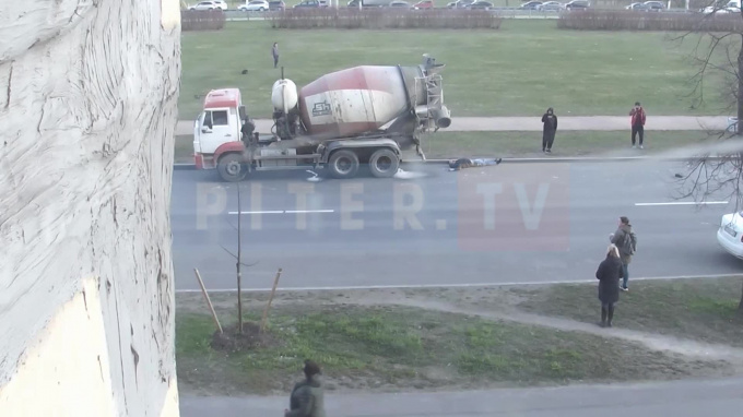 Видео: мужчина погиб после ДТП с бетономешалкой