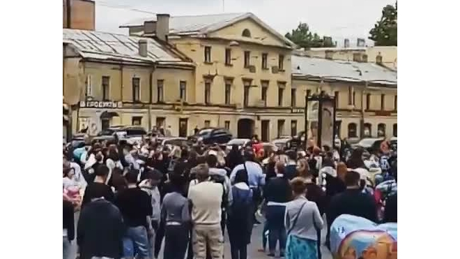 Появилось видео массовой битвы подушками в центре Петербурга