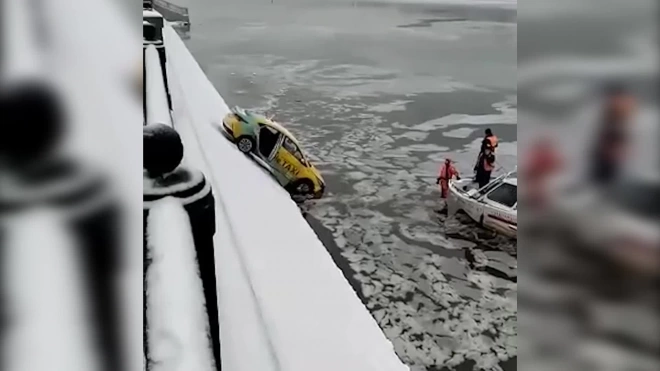 В Москве машина такси упала в реку после ДТП