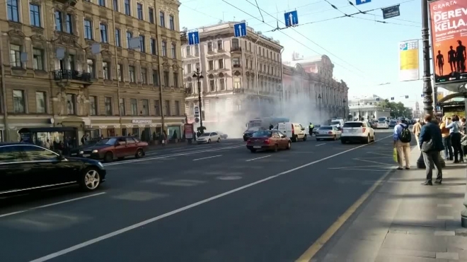 В Сети появилось видео страшного автомобильного пожара в центре Невского проспекта