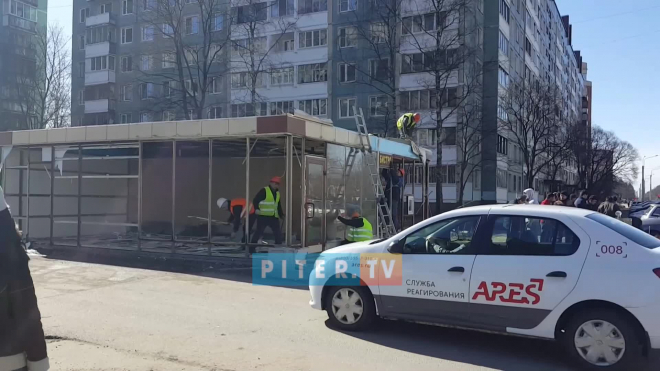 Видео: на Светлановском демонтируют ларек с кебабом