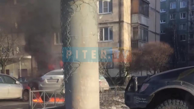 Видео: на Ириновском проспекте загорелась БМВ Х6