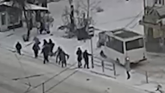 Видео из Челябинска: Маршрутка снесла людей на тротуаре