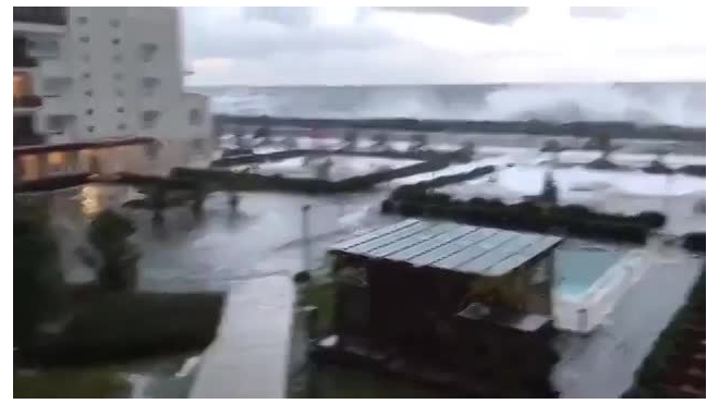 Очевидец снял ужасающий шторм в Сочи