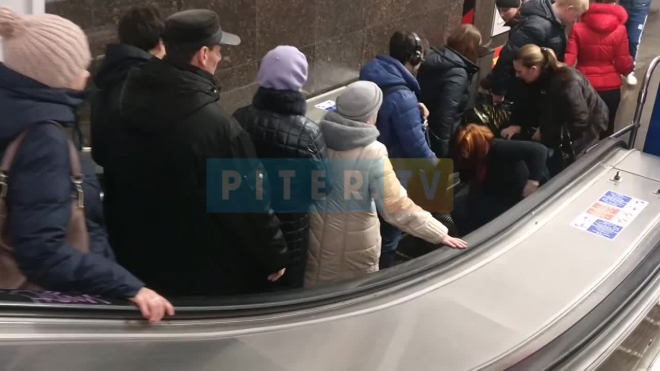На станции метро "Василеостровская" женщина оказалась в плену у эскалатора
