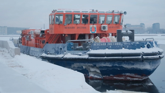 Ледокол "Невская застава" борется со скоплением льда на Неве