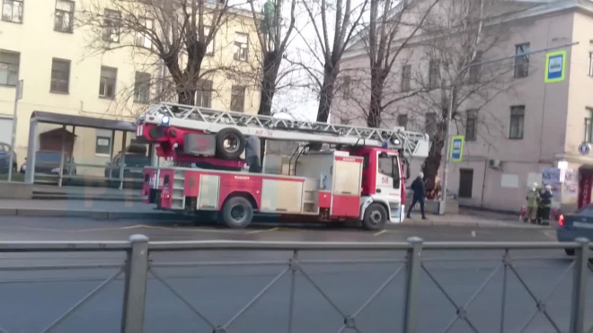 На Расстанной улице на жилой дом упало дерево 