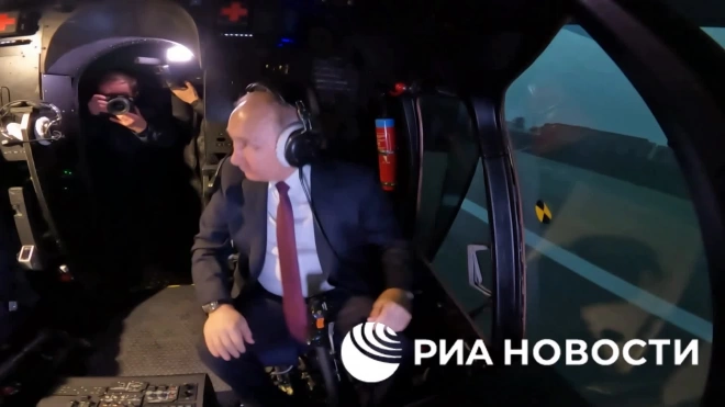 Путин полетал на тренажере вертолета Ми-171А2