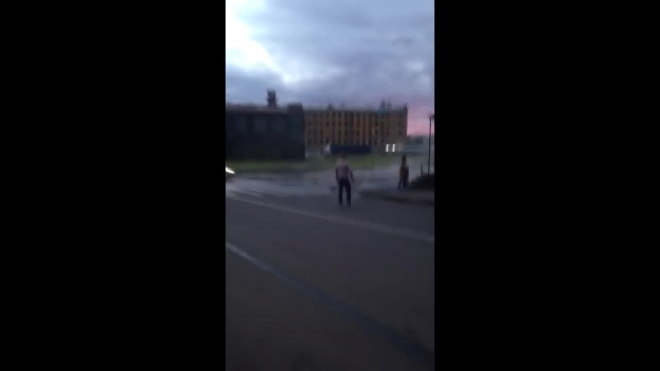 Появилось видео масштабного прорыва трубы на улице Шкапина