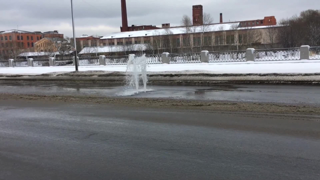 В Петербурге появился фонтан на проезжей части 