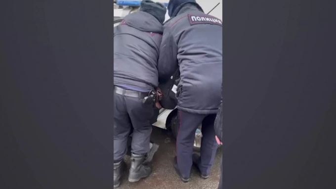 В Петербурге полицейские скрутили школьницу, перешедшую дорогу в неположенном месте