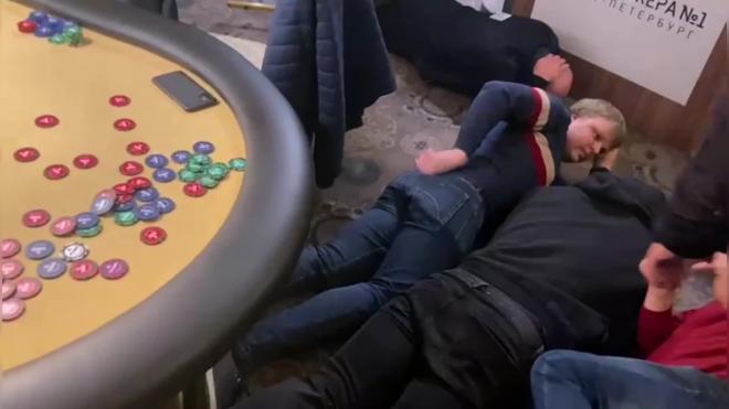 Видео: полиция нагрянула в подпольный клуб для азартных игр в Адмиралтейском районе