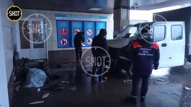 В Липецке из-за выезда автомобиля на перрон автовокзала погибла женщина