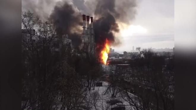 На северо-западе Москвы горит топливозаправщик