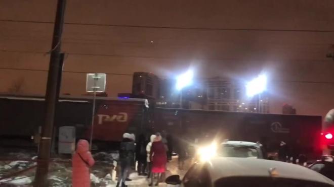 Грузовой поезд перекрыл выезд из ЖК на Пулковском шоссе