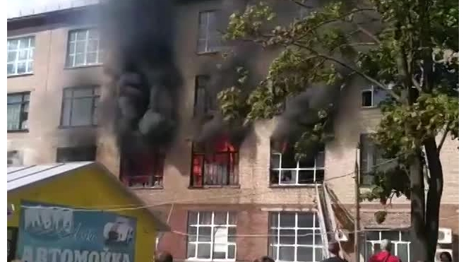 В Смоленске горит фабрика "Шарм": фото и видео с места ЧП