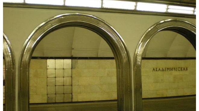 В питерском метро не смогли спасти пассажира, он скончался на "Академической"
