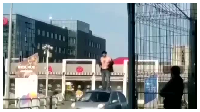 В Сочи облитый бензином мужчина угрожал поджечь себя на крыше автомобиля 