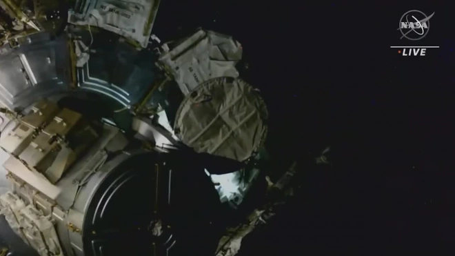 Астронавты вышли с МКС в открытый космос для монтажа солнечных батарей