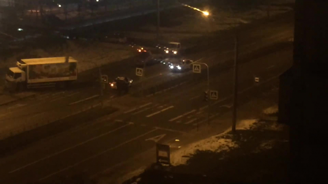 На Ленинском проспекте грузовик уронил светофор