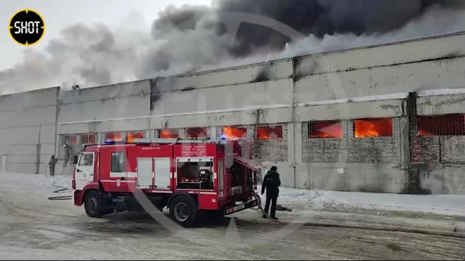 В Красноярске загорелся склад холодильников