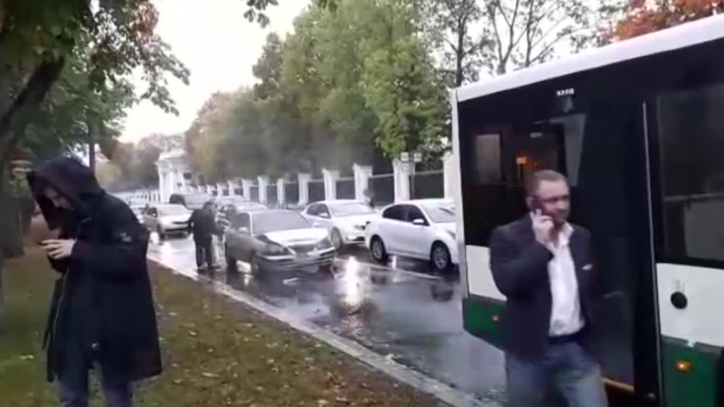 В Новом Петергофе иномарка врезалась в пассажирский автобус