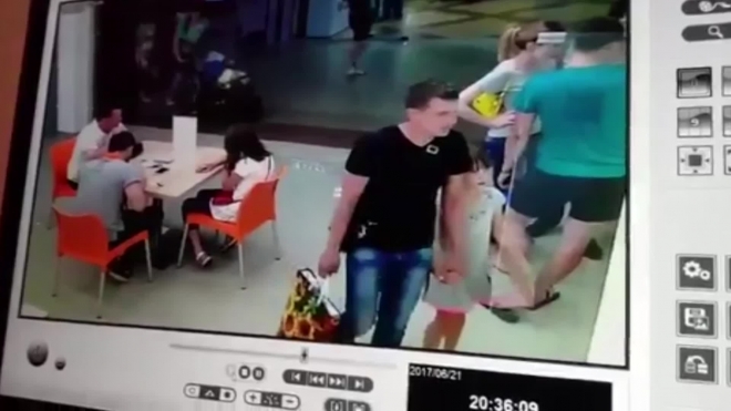 В Волгограде мужчина с дочкой украл смартфон и попал на видео
