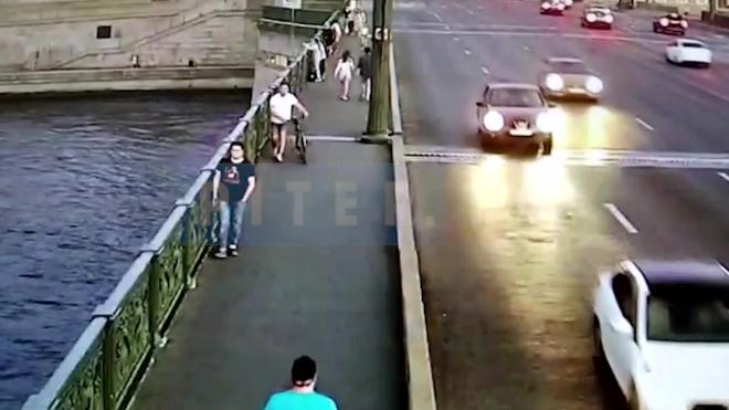 Падение мужчины с Литейного моста попало на видео