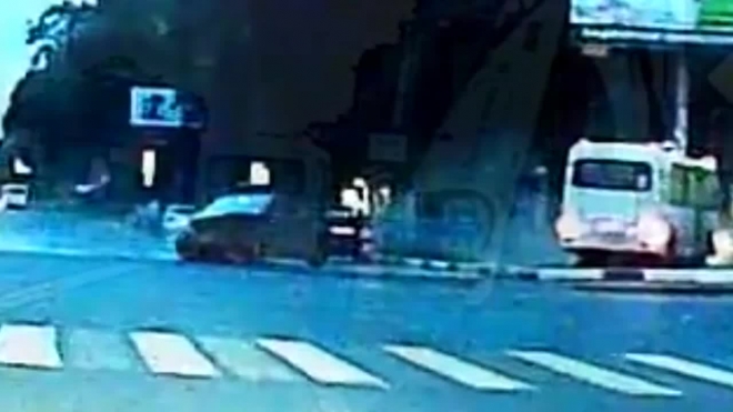 Страшное видео из Самары: легковушка протаранила маршрутку с пассажирами