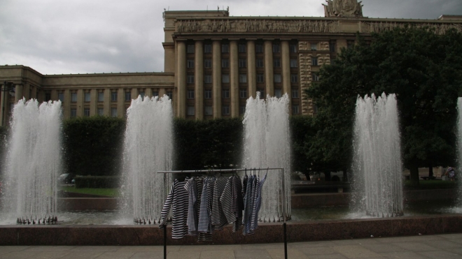 Магазин подарит сухие тельняшки петербургским ВДВшникам, успевшим искупаться в фонтанах