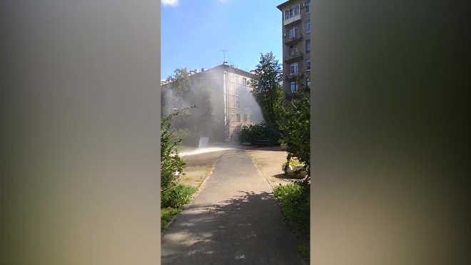 На Варшавской улице забил "фонтан": на участке прорвало трубу